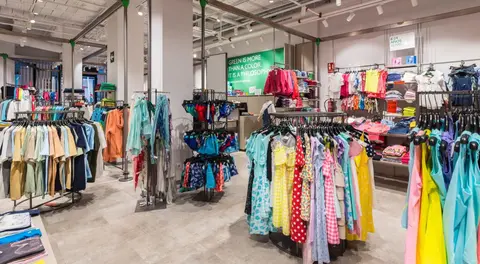 Famosa marca de ropa anuncia el cierre total de más de 30 tiendas: rematará miles de prendas y más