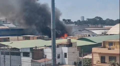 Incendio en la Av. Argentina Callao: fuego consume fábrica en cuadra 57