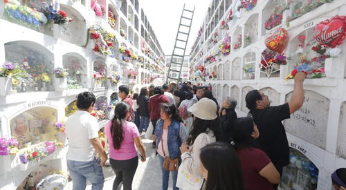 Día de la Madre: miles de familias visitaron a sus seres queridos en el Cementerio El Ángel