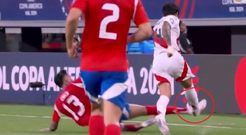 Dávila se ganó la amarilla tras una dura entrada contra Lapadula en el Perú vs Chile