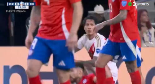 Gianluca Lapadula vuelve a fallarse un claro gol para Perú y hace vibrar el estadio