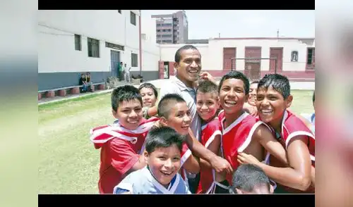 Flores ríe como los niños que le dicen “profesor” y él se siente extraño pero contento. Lo único que quiere es que ellos sean felices. elpopular.pe