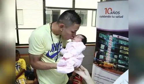 Deza da un tierno beso a Kendra Valentina Isabel, quien vino al mundo sanita y buena. elpopular.pe
