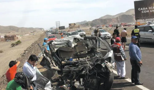 Camioneta en la que viajaban quedó destrozada en el km 82 de la panamericana sur. ocurrió ayer a las 12:40 pm. elpopular.pe