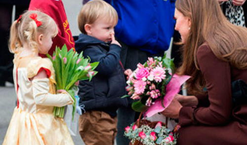 Niño saluda a Kate Midleton mientras de limpia la nariz. elpopular.pe