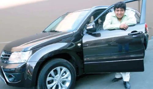 Posa feliz al lado de su premio. elpopular.pe