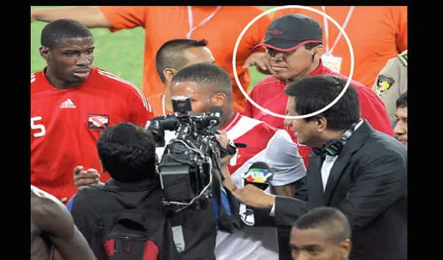 Isisola resguardando a la “Foquita”. está atento ante cualquier persona extraña que se acerque al jugador. elpopular.pe