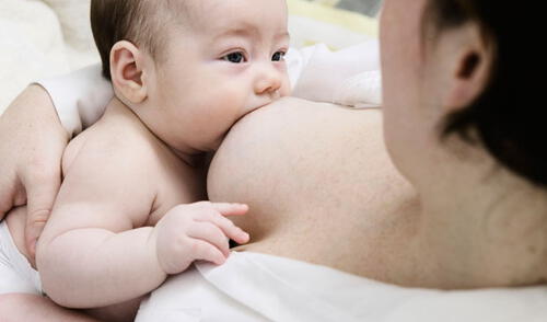 Si se te presenta este mal, no debes de suspender la lactancia de tu bebé. elpopular.pe