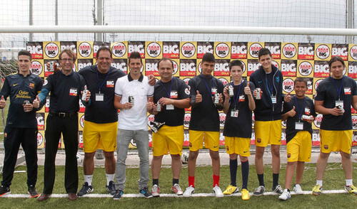 David Villa, del FC Barcelona, posando junto a los ganadores elpopular.pe