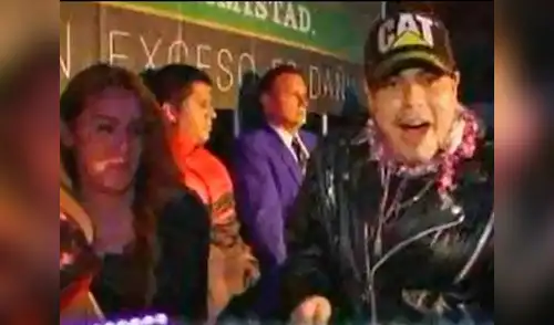 Andy V junto a Lourdes Sacín reportera de Frecuencia Latina juntos en un evento. elpopular.pe