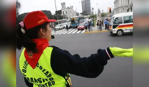 Jóvenes scouts dirigen el tránsito en el día de la Policía (foto: Andina) elpopular.pe