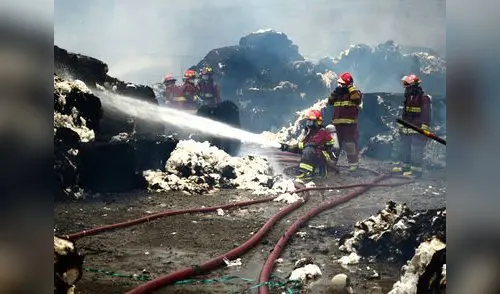 SMP: Fuego arrasó fábrica de procesadora de algodón. elpopular.pe
