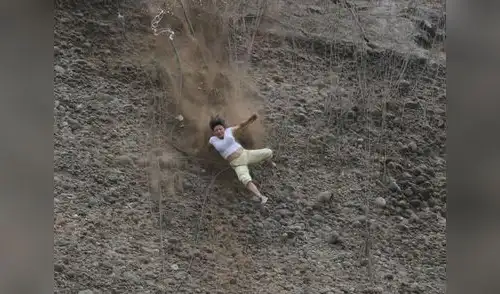 Precisos momentos en que se precipita desde el parque del amor. elpopular.pe