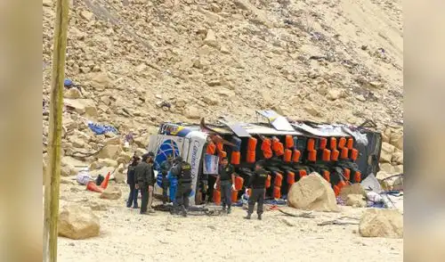 Los cadáveres quedaron regados a lo largo de la pendiente. elpopular.pe