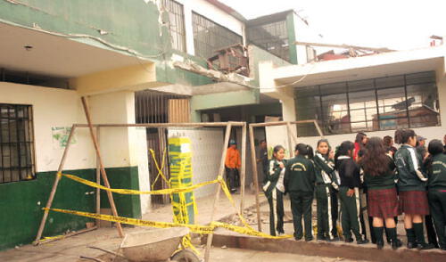 Un grupo de escolares observa los destrozos en su colegio que será demolido debido a lo peligroso de su infraesctructura. elpopular.pe