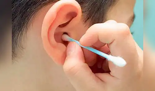 Limpiarse los oídos con palitos. elpopular.pe