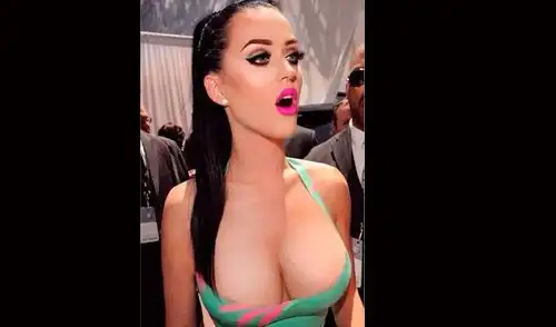 La californiana de ojos azules con pelo rosado, negro, rubio y verde, siempre bella. elpopular.pe