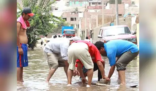 Moradores piden indemnización y la construcción de un muro de contención para evitar la filtración del agua. elpopular.pe