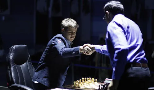 Carlsen y Anand se dan la mano al inicio de la sétima jornada. elpopular.pe