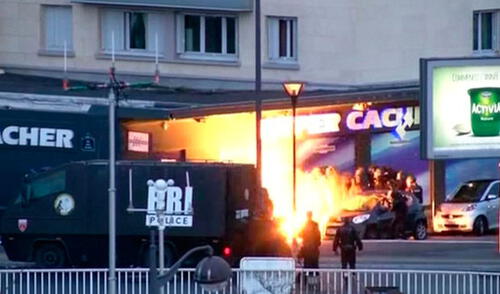 Momento preciso de la explosión en el supermercado judío. elpopular.pe