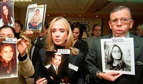 Savará muestra la foto de su hija Verónica. A su lado, los demás deudos de la tragedia de Utopía. elpopular.pe