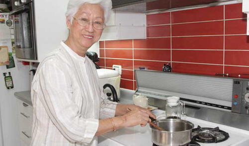 Las mamis juntan sus láminas para cocinar en casa y engreír a los niños. elpopular.pe