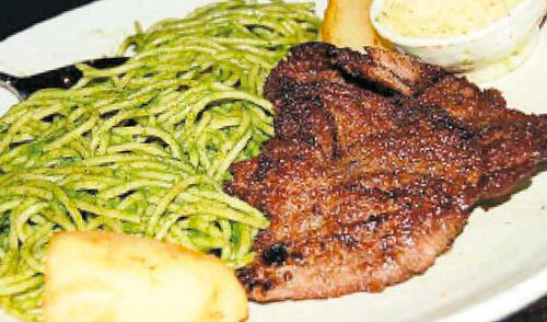 El secreto del chef: Servir la salsa sobre los fideos sancochados, acompañar con hígado frito. elpopular.pe