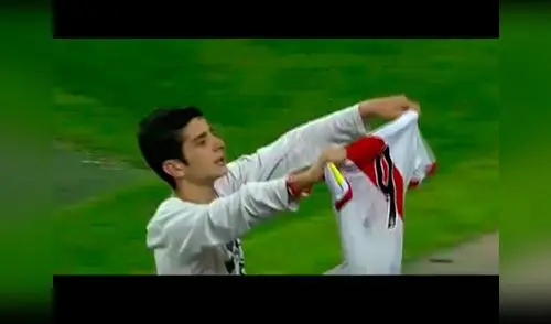 El chico sordomudo logró obtener la 'mica' de Paolo y la lució en el estadio. elpopular.pe