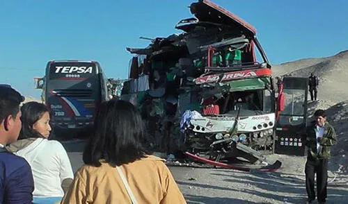 Policía de carreteras y bomberos tuvieron ardua labor en la madrugada para rescatar a los sobrevivientes elpopular.pe