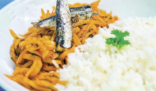 Servir y decorar con ramas de perejil. elpopular.pe