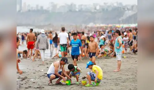 Veraneantes se metieron su chapuzón en el mar elpopular.pe