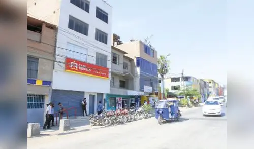 Los delincuentes aprovecharon que sólo un vigilante custodiaba la entidad financiera para ingresar a robar. elpopular.pe