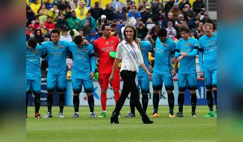 Los jugadores del Barcelona antes del partido rindieron honores a la reina del Carnaval, Paula Miranda, que dio el play de honor. elpopular.pe