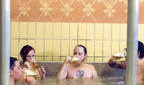 Alemanes nadan con ganas con olor a cerveza. elpopular.pe