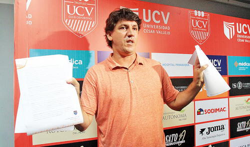 Con papel en mano muestra que recisión de contrato. FOTO: Jaime Mendoza elpopular.pe