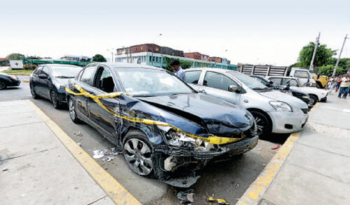 En este auto, el detenido empezó a huir de la policía y a chocar con otras unidades. elpopular.pe