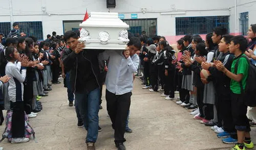 El sepelio del alumno del colegio Miguel Grau elpopular.pe