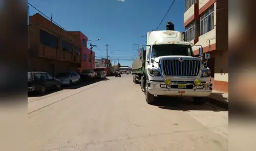 El trailer que conducía el chofer fallecido, junto a su esposa también muerta elpopular.pe