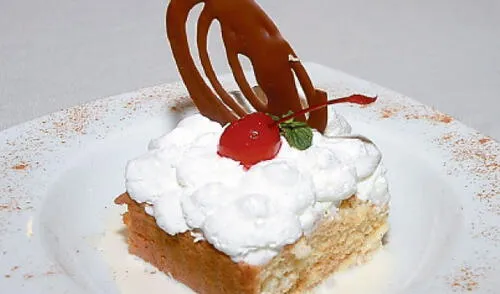 Secretos del chef: El bizcochuelo tiene que estar caliente al momento de agregar las 3 leches para ayudar a que este absorba como esponja elpopular.pe