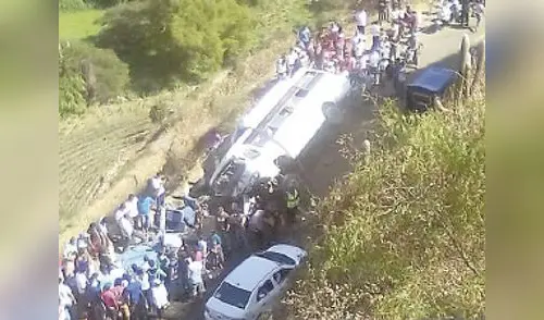 Chofer del vehículo perdió el control y terminó en el fondo del precipicio elpopular.pe