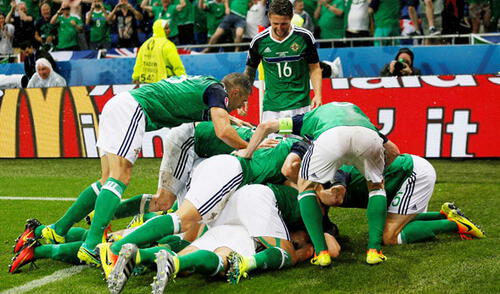 Festejo irlandés por gol de McAuley FOTO: EFE elpopular.pe