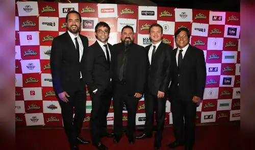 Los protagonistas de la cinta con el director Willy Combe. elpopular.pe