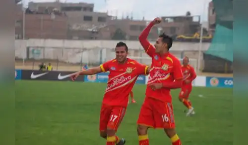 Corrales celebra su gol, un gol con sabor a clasificación elpopular.pe