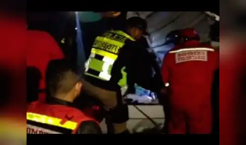 Bomberos trabajaron durante para rescatar a los heridos elpopular.pe