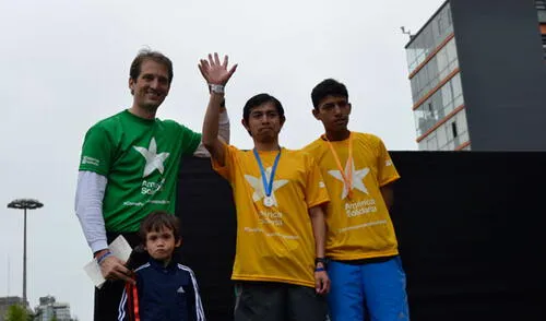 Claudio Rebatta ganador de la prueba premiado por Felipe Custer elpopular.pe