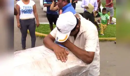 Un familiar llora sobre el ataud elpopular.pe