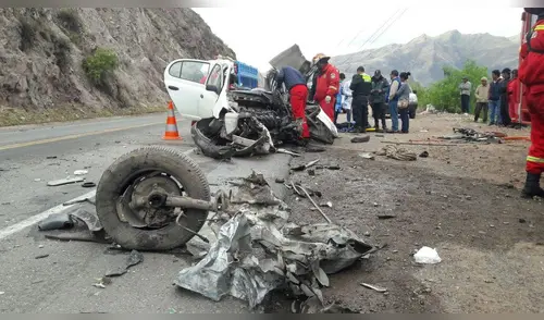 Así quedó el auto que fue embestido por el bus de la empresa Libertad. elpopular.pe