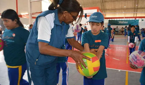 Lucha Fuentes trabaja en la Fundación Telefónica enseñando las técnicas básicas de voleibol elpopular.pe