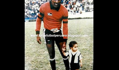 El legendario arquero Caíco Gonzáles Ganoza con su sobrino Paolo Guerrero de tan solo 2 años de edad elpopular.pe
