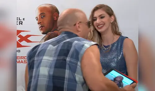 El actor terminó arrodillado ante la incómoda entrevistadora elpopular.pe